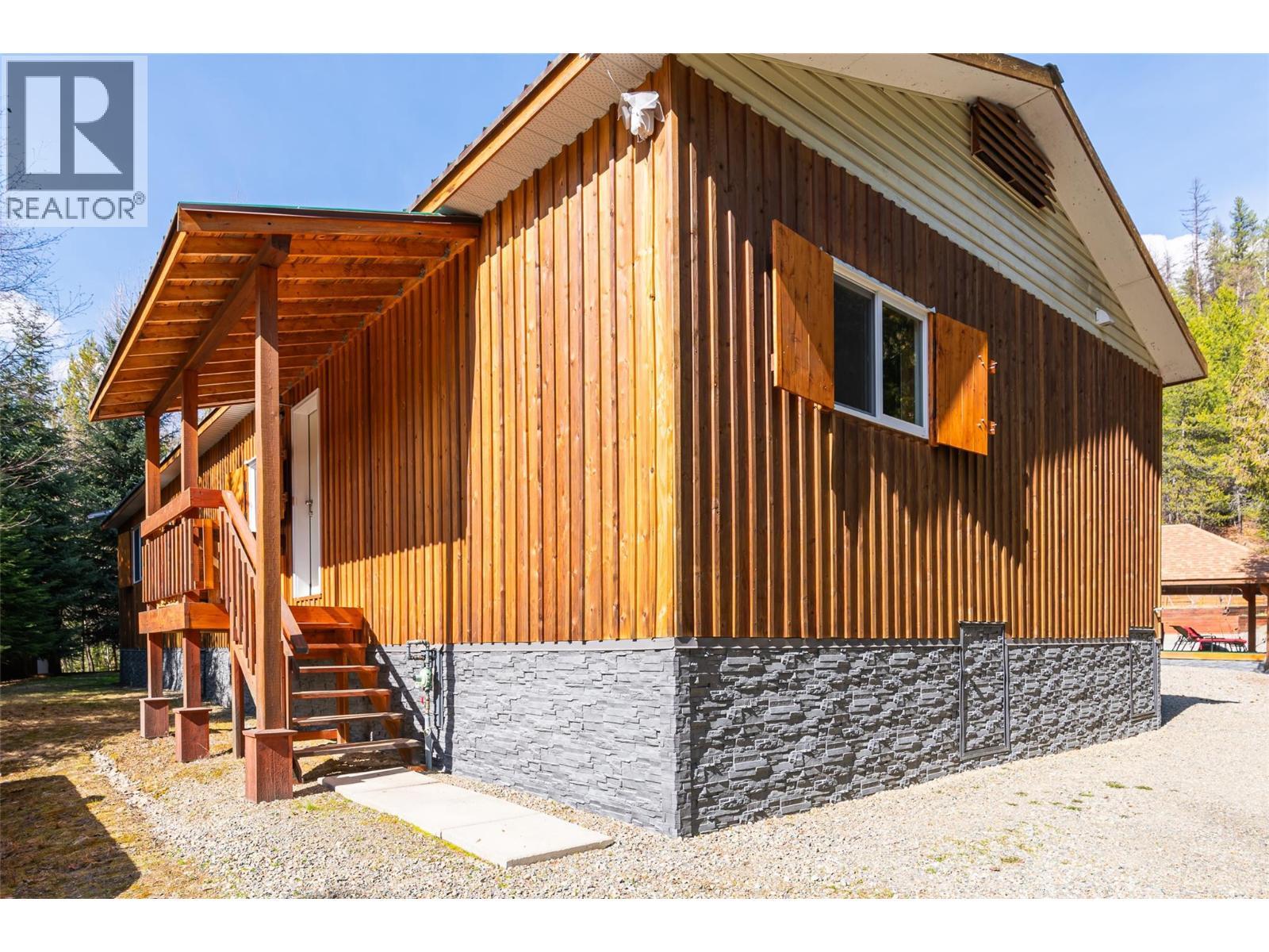 7470 3 Highway, Kitchener, BC - Outdoor With Exterior