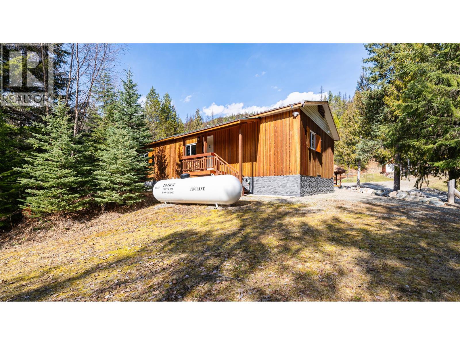 7470 3 Highway, Kitchener, BC - Outdoor