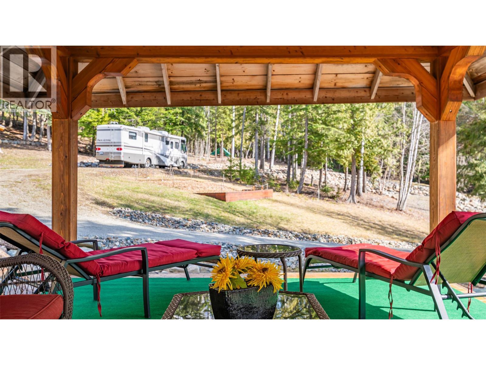 7470 3 Highway, Kitchener, BC - Outdoor