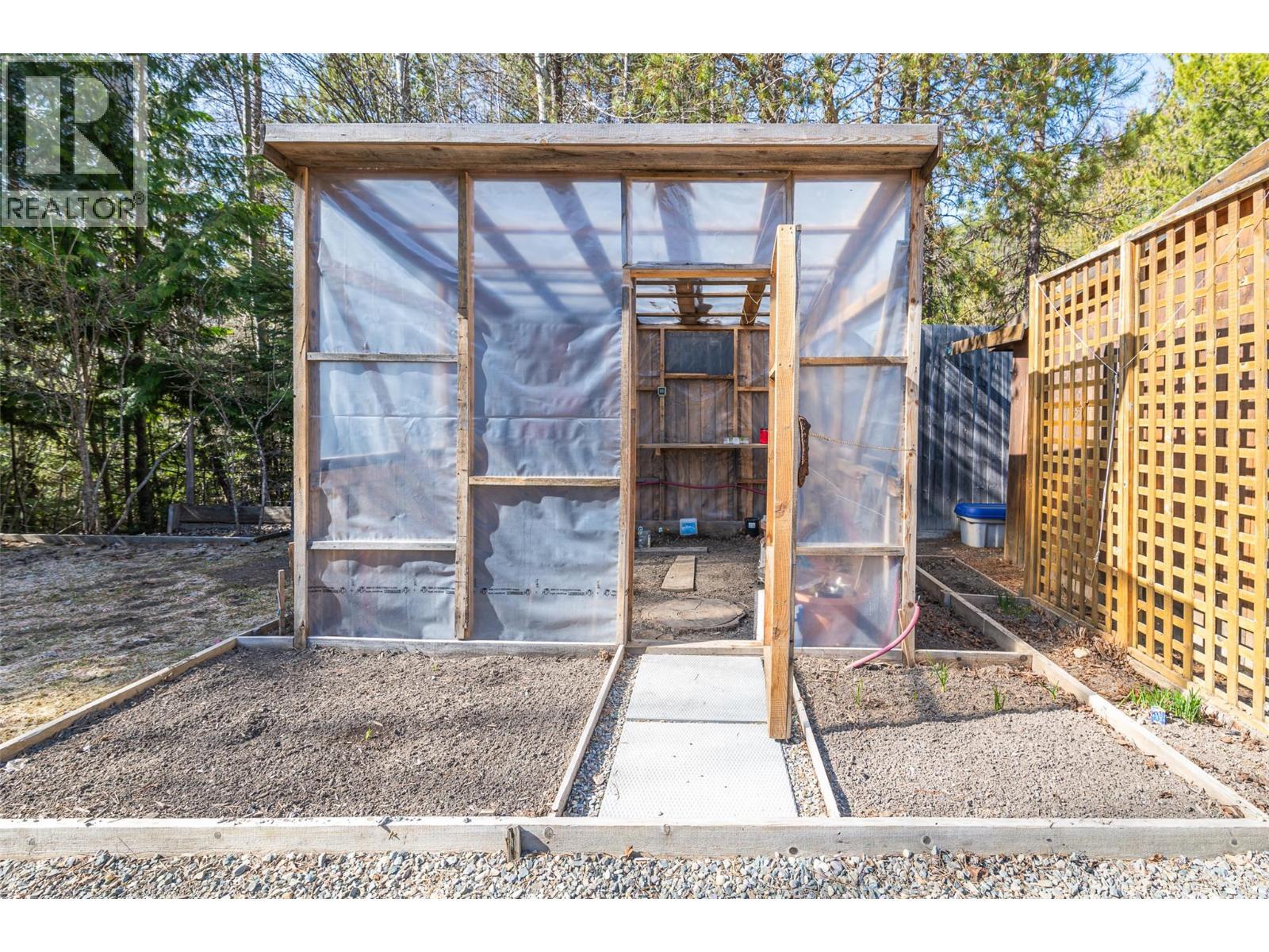 7470 3 Highway, Kitchener, BC - Outdoor