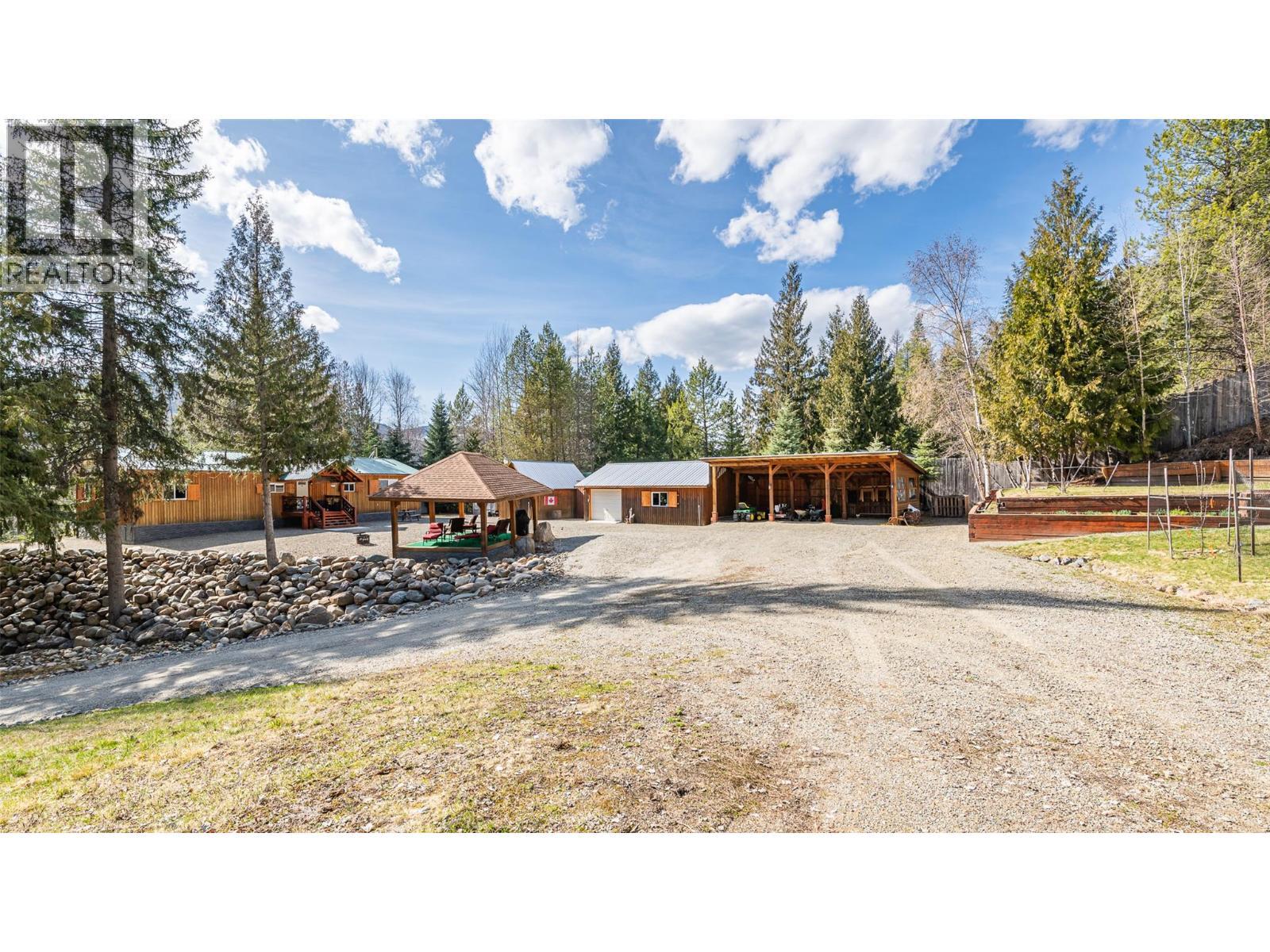 7470 3 Highway, Kitchener, BC - Outdoor