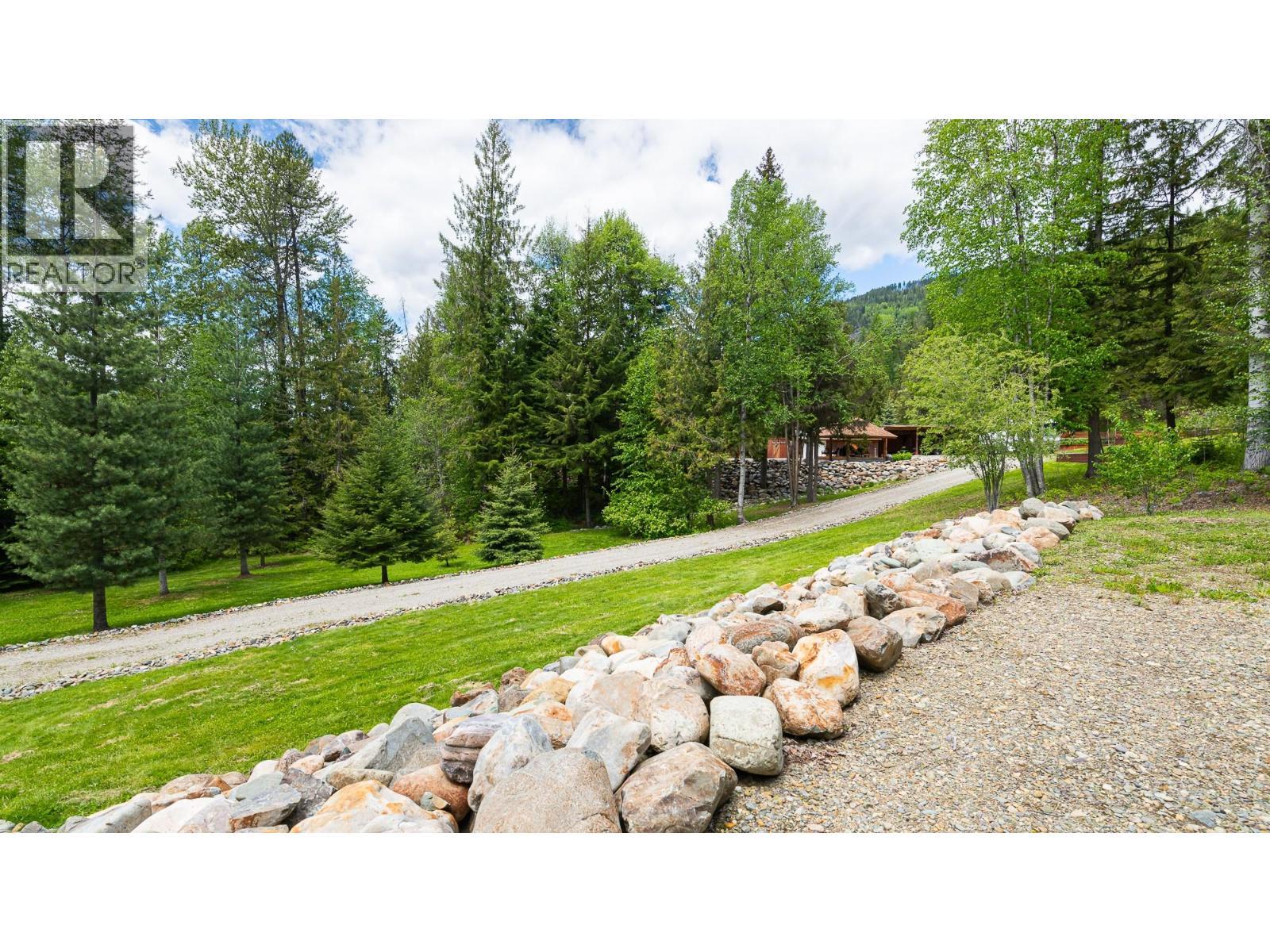 7470 3 Highway, Kitchener, BC - Outdoor