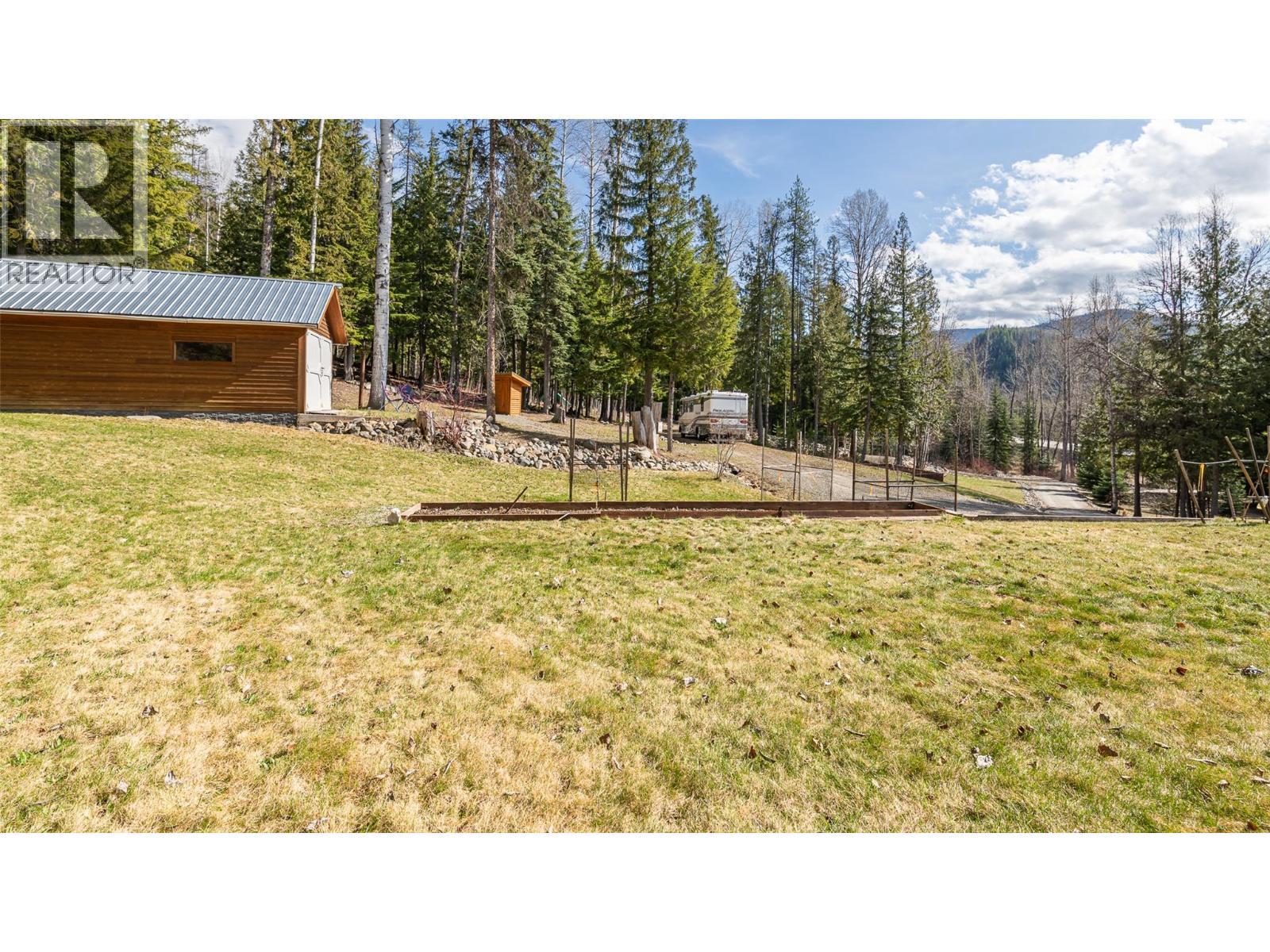 7470 3 Highway, Kitchener, BC - Outdoor