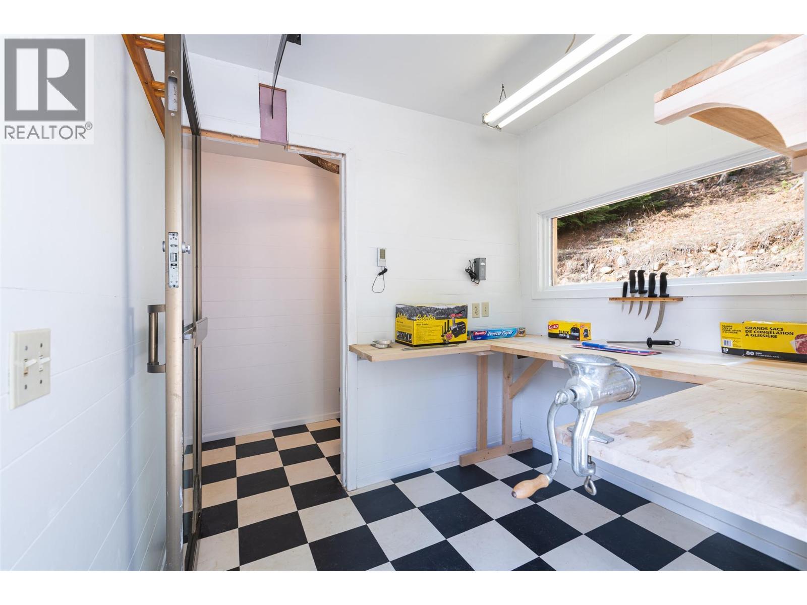 7470 3 Highway, Kitchener, BC - Indoor Photo Showing Other Room