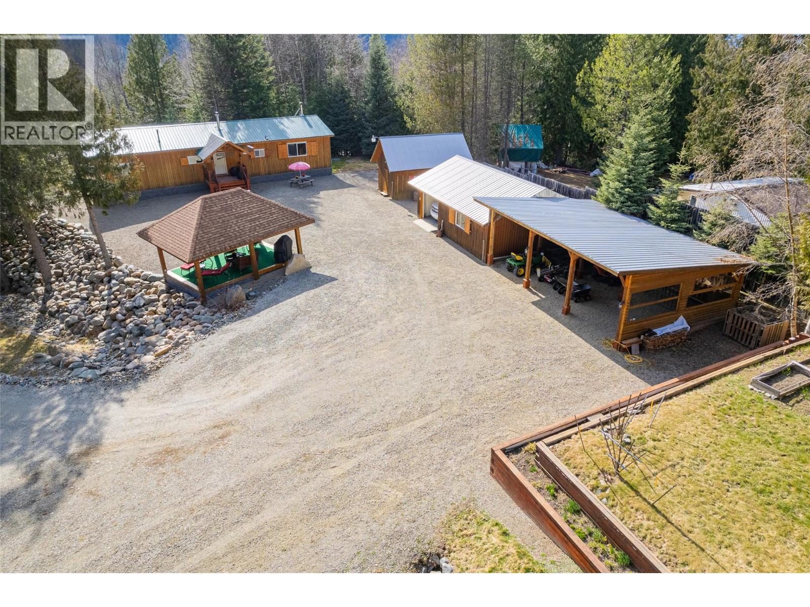 7470 3 Highway, Kitchener, BC - Outdoor With Deck Patio Veranda