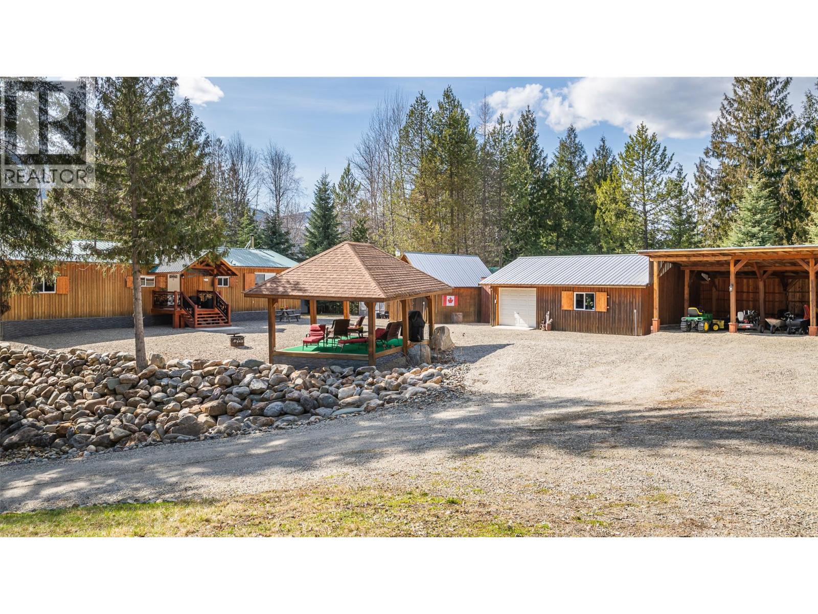 7470 3 Highway, Kitchener, BC - Outdoor