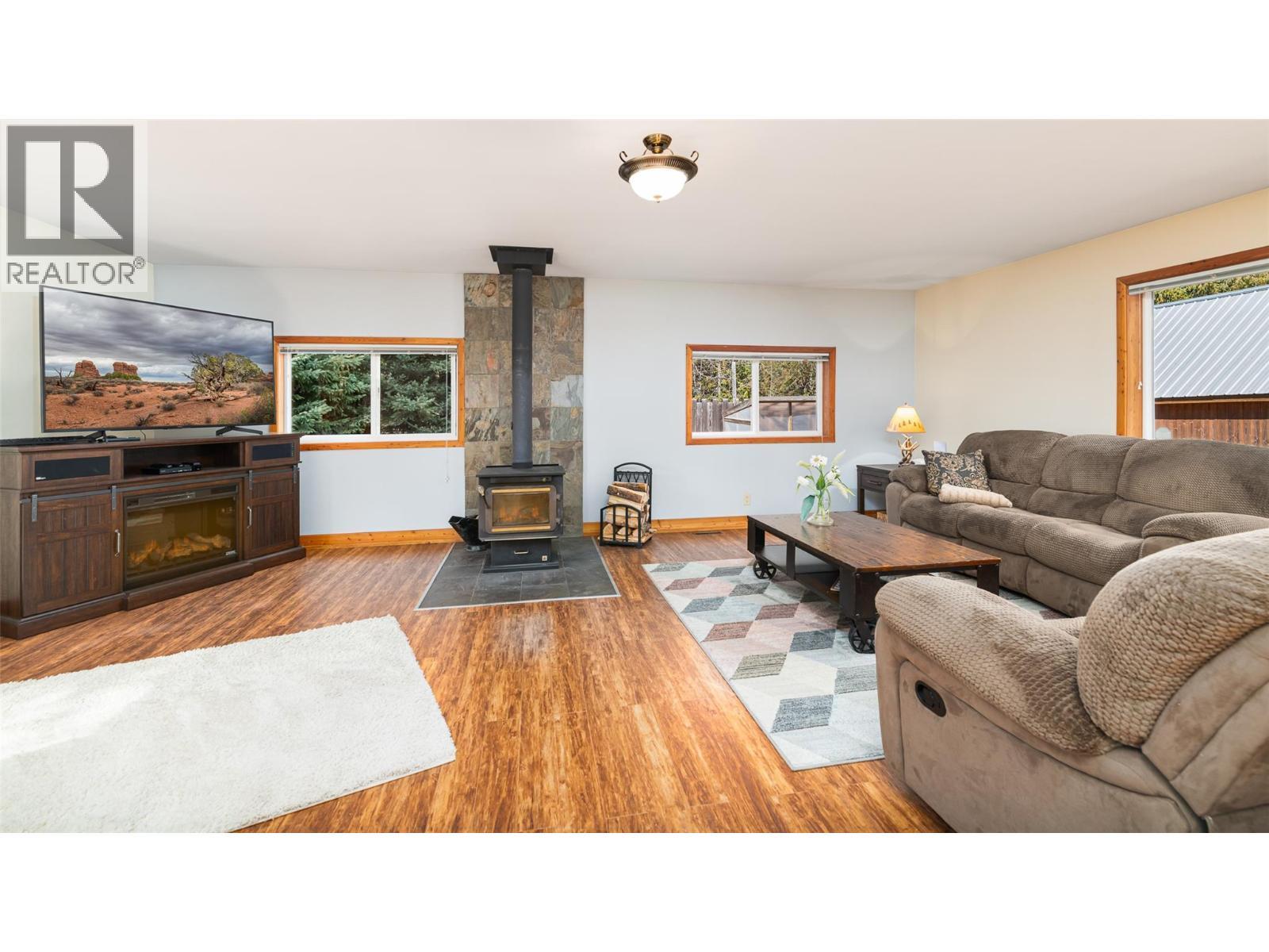 7470 3 Highway, Kitchener, BC - Indoor Photo Showing Living Room With Fireplace