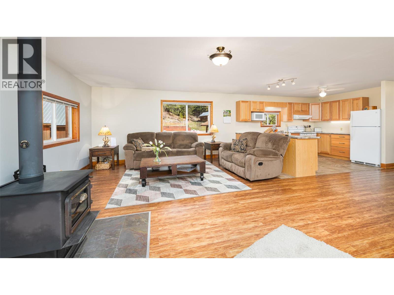 7470 3 Highway, Kitchener, BC - Indoor Photo Showing Living Room