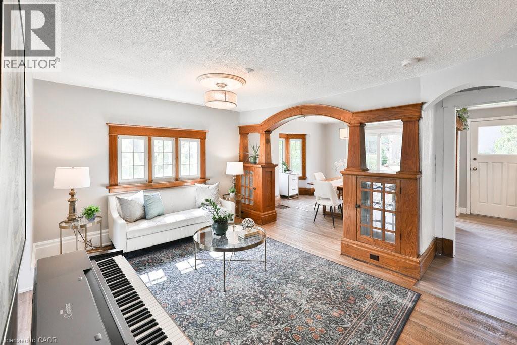44 Mississauga Road N, Mississauga, ON - Indoor Photo Showing Living Room