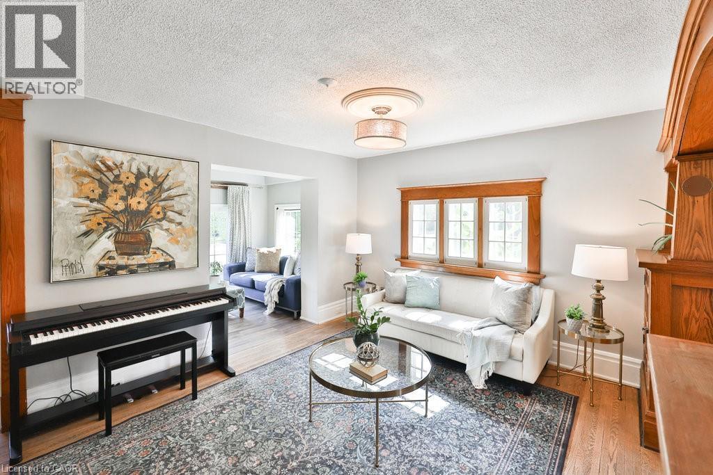 44 Mississauga Road N, Mississauga, ON - Indoor Photo Showing Living Room