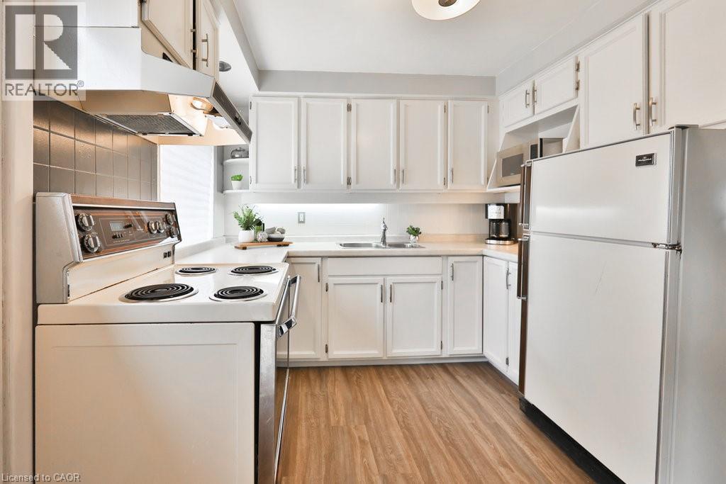 44 Mississauga Road N, Mississauga, ON - Indoor Photo Showing Kitchen