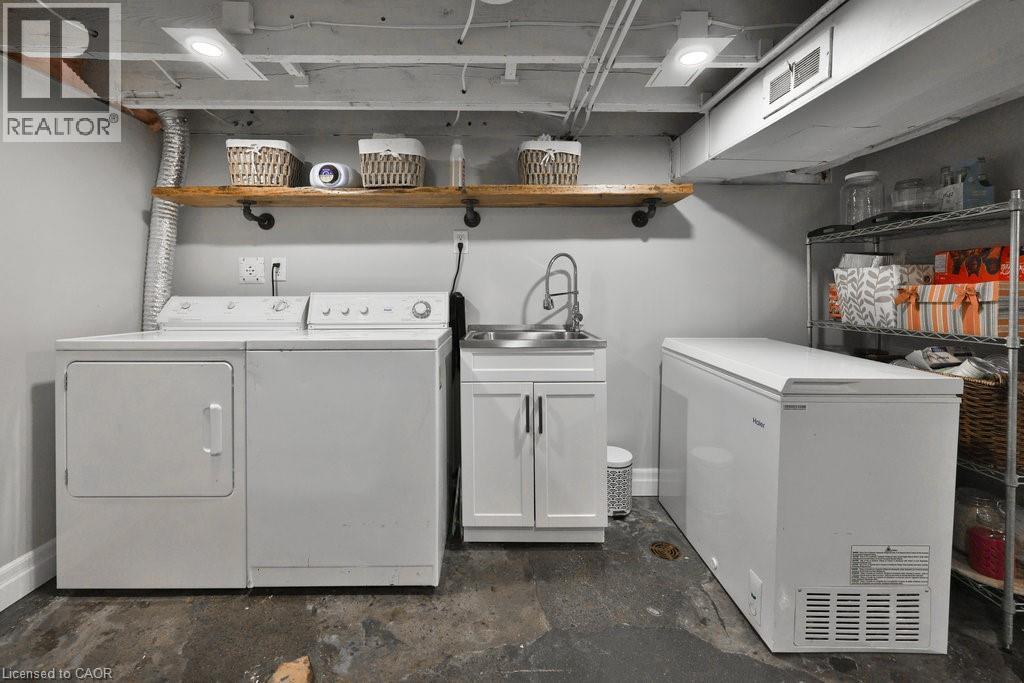 44 Mississauga Road N, Mississauga, ON - Indoor Photo Showing Laundry Room