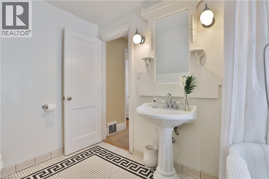 455 Nelson Avenue, Burlington, ON - Indoor Photo Showing Bathroom