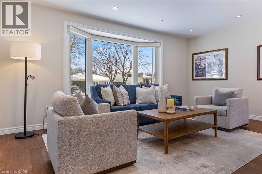 720 Mullin Way, Burlington, ON - Indoor Photo Showing Living Room