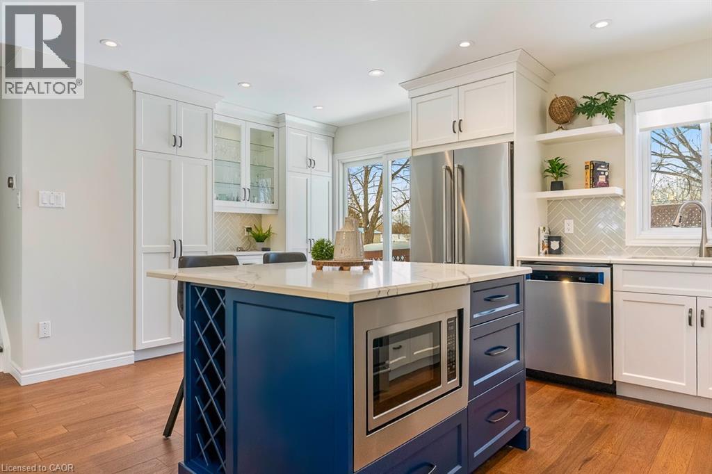 720 Mullin Way, Burlington, ON - Indoor Photo Showing Kitchen With Upgraded Kitchen