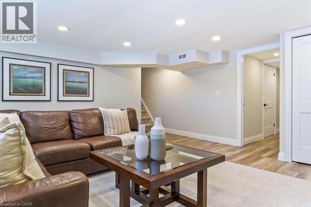 720 Mullin Way, Burlington, ON - Indoor Photo Showing Living Room