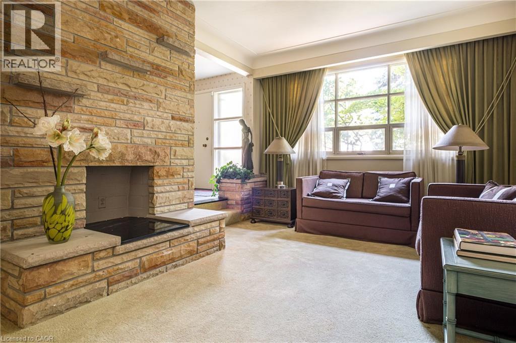 6 Freeland Court, Hamilton, ON - Indoor Photo Showing Living Room With Fireplace