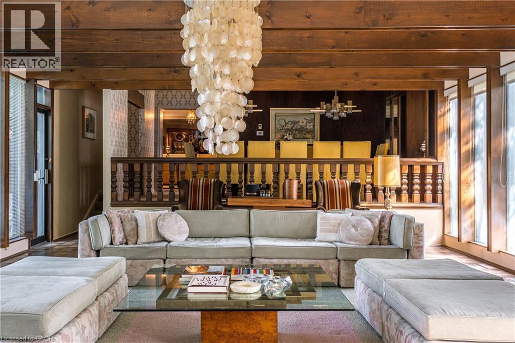 6 Freeland Court, Hamilton, ON - Indoor Photo Showing Living Room