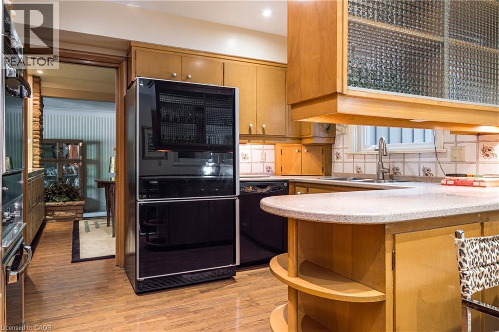 6 Freeland Court, Hamilton, ON - Indoor Photo Showing Kitchen With Double Sink