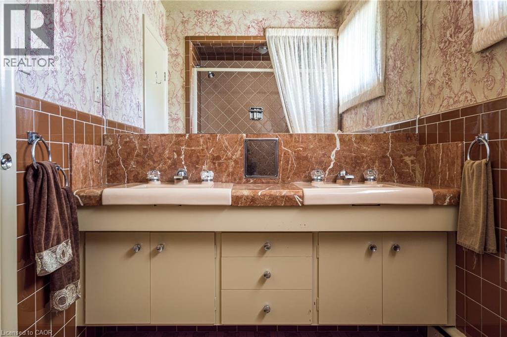 6 Freeland Court, Hamilton, ON - Indoor Photo Showing Bathroom