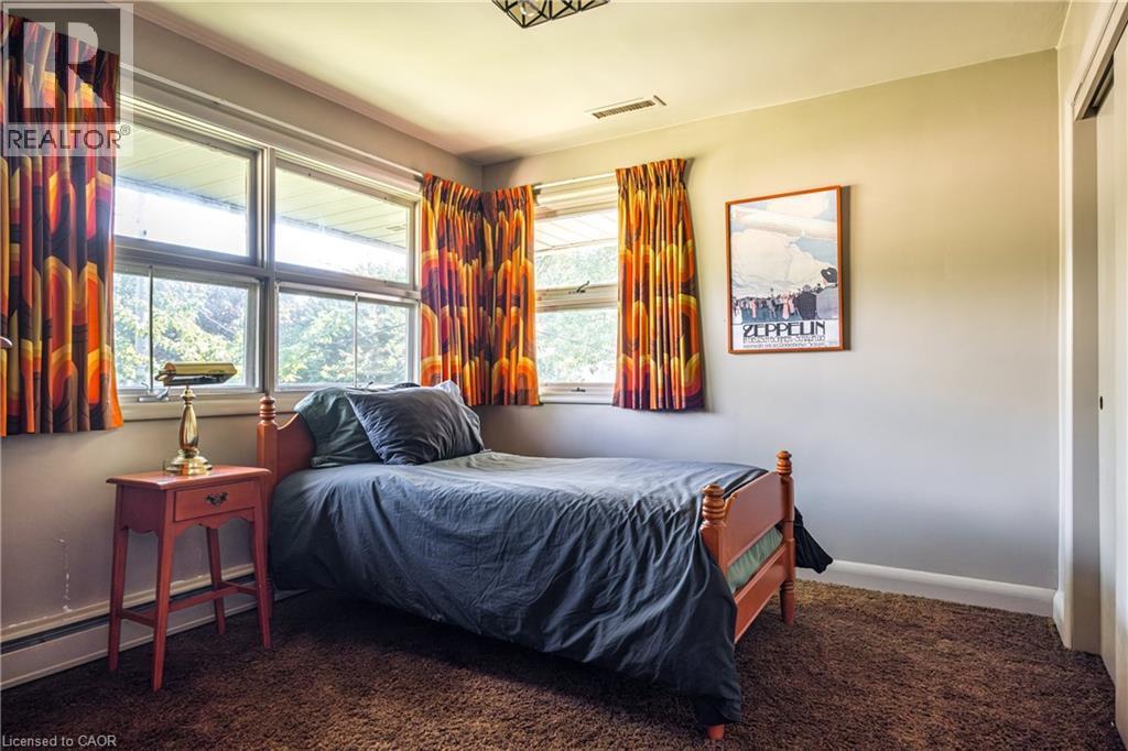 6 Freeland Court, Hamilton, ON - Indoor Photo Showing Bedroom