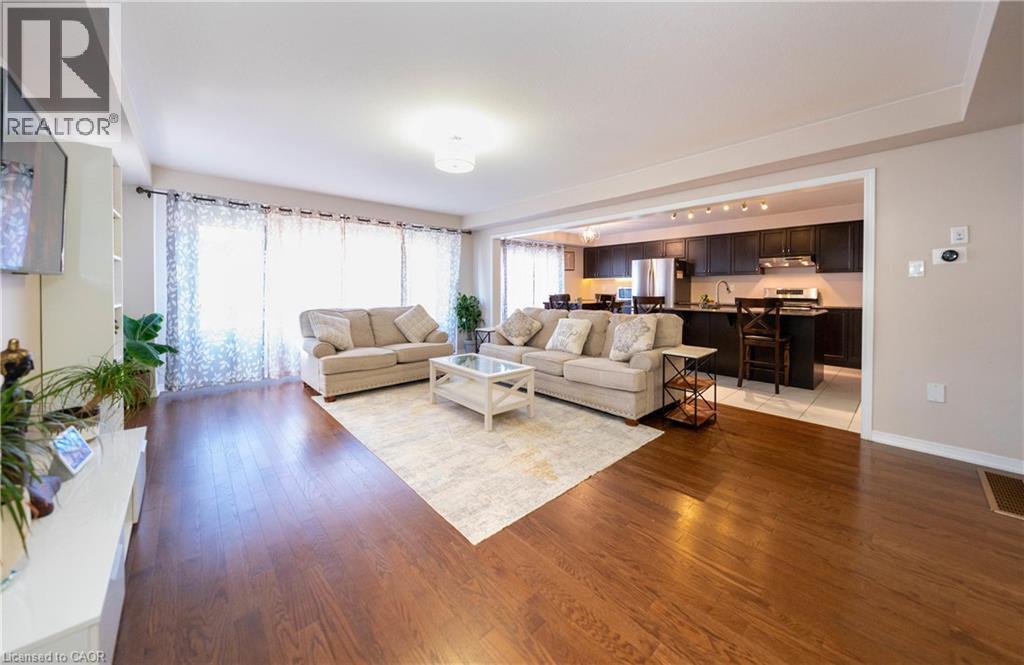 335 Falling Green Crescent, Kitchener, ON - Indoor Photo Showing Living Room