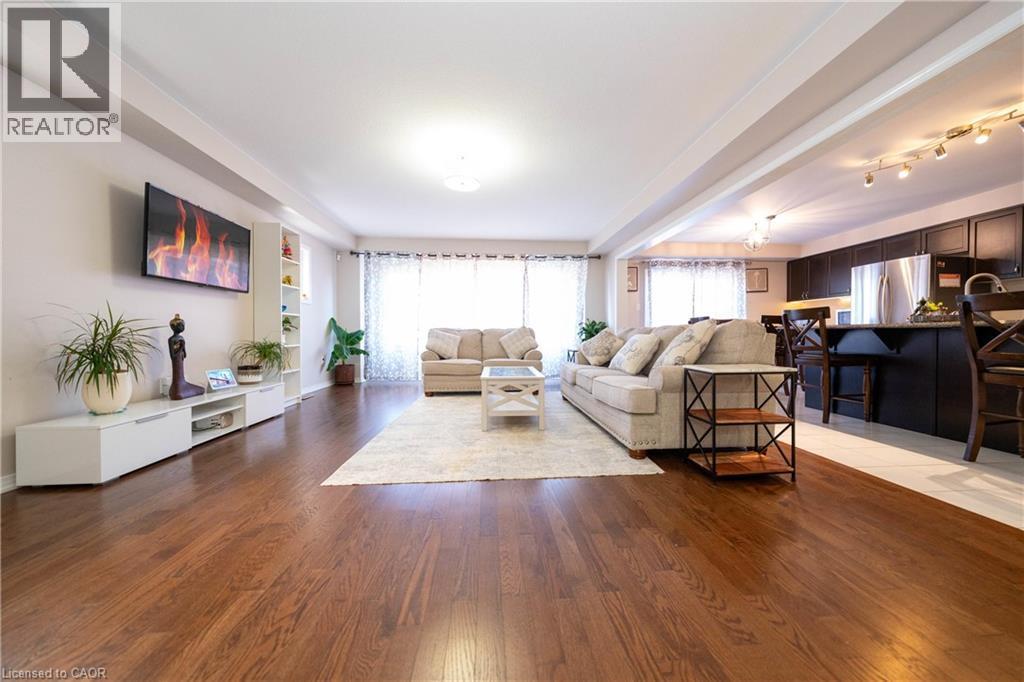 335 Falling Green Crescent, Kitchener, ON - Indoor Photo Showing Living Room