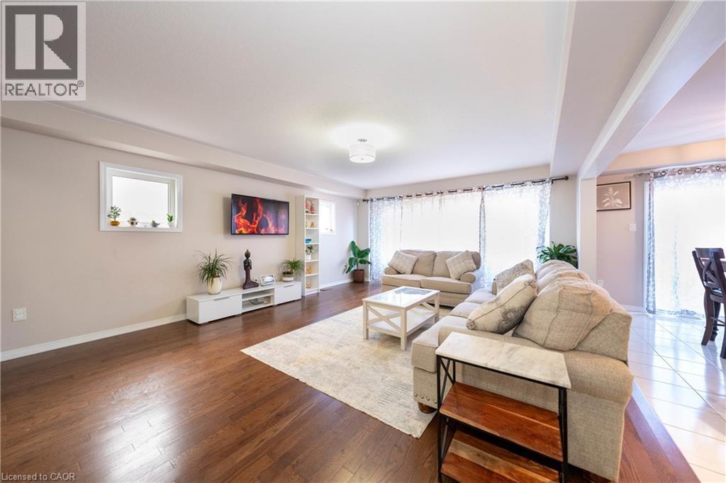 335 Falling Green Crescent, Kitchener, ON - Indoor Photo Showing Living Room