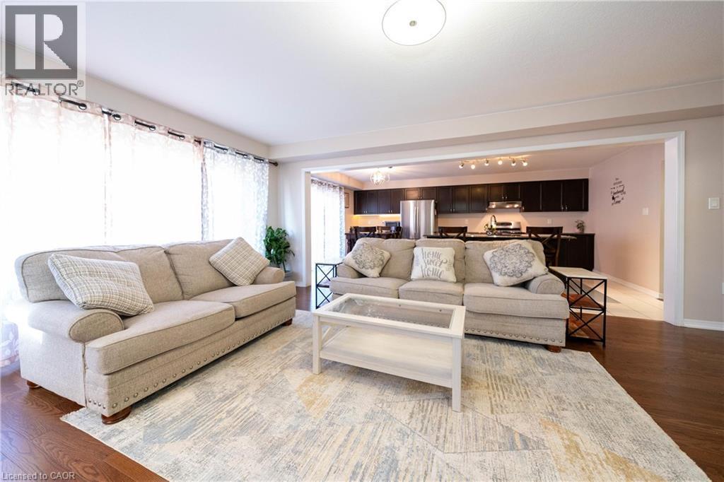 335 Falling Green Crescent, Kitchener, ON - Indoor Photo Showing Living Room