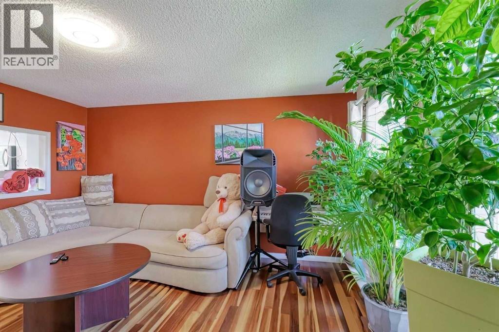 20 Falton Way Ne, Calgary, AB - Indoor Photo Showing Living Room
