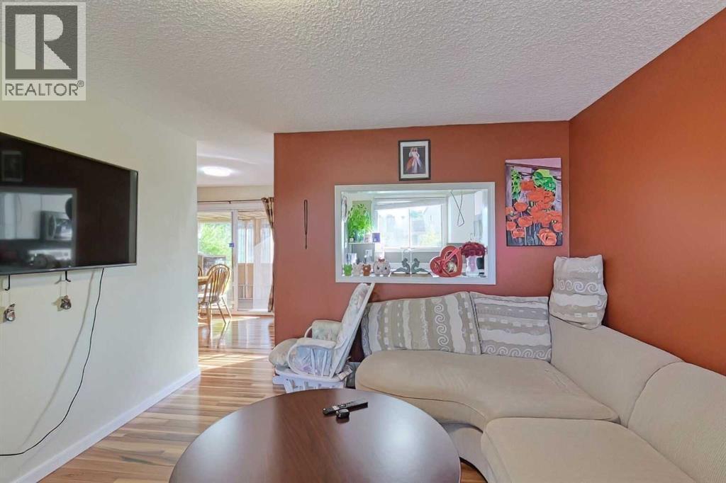 20 Falton Way Ne, Calgary, AB - Indoor Photo Showing Living Room