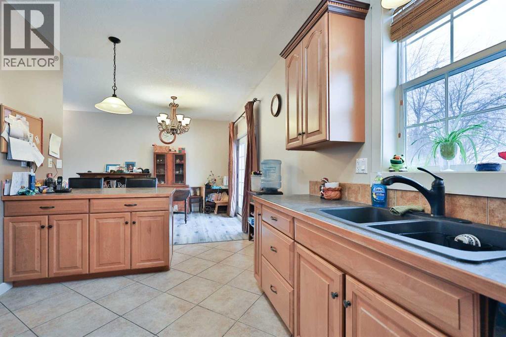 501 6 Avenue, Warner, AB - Indoor Photo Showing Kitchen With Double Sink
