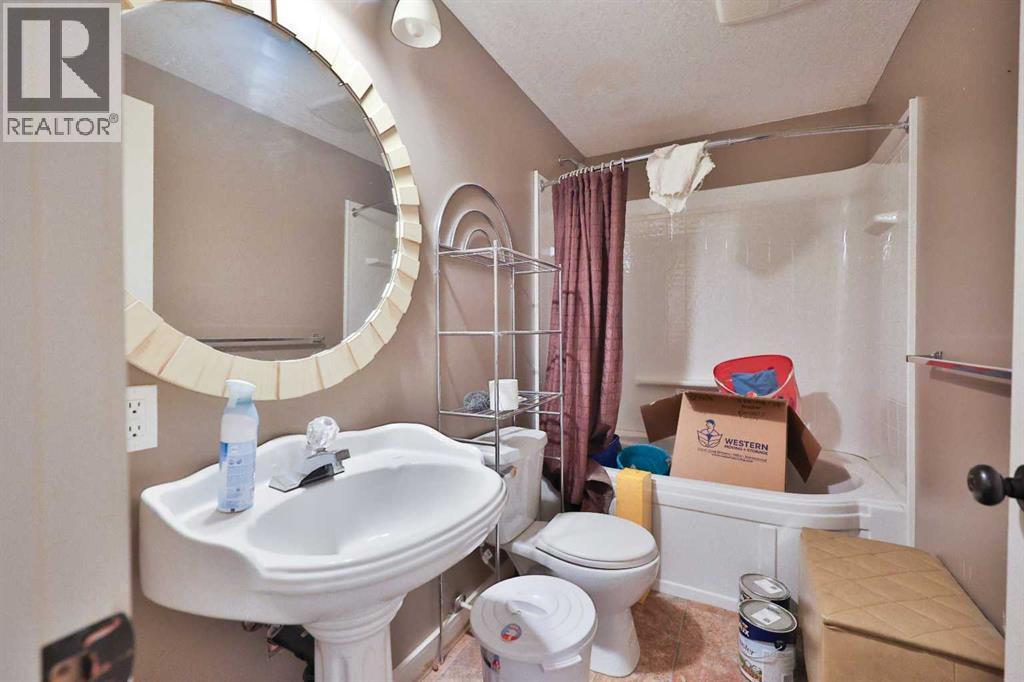 501 6 Avenue, Warner, AB - Indoor Photo Showing Bathroom