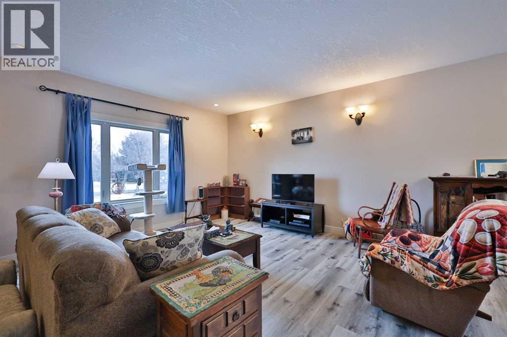 501 6 Avenue, Warner, AB - Indoor Photo Showing Living Room