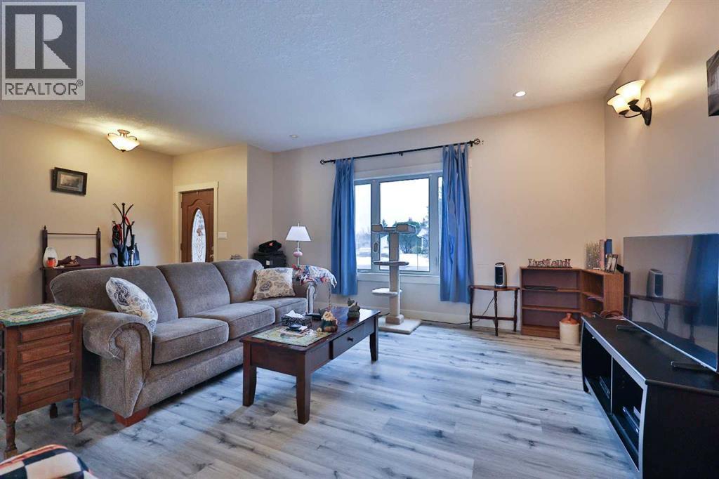 501 6 Avenue, Warner, AB - Indoor Photo Showing Living Room