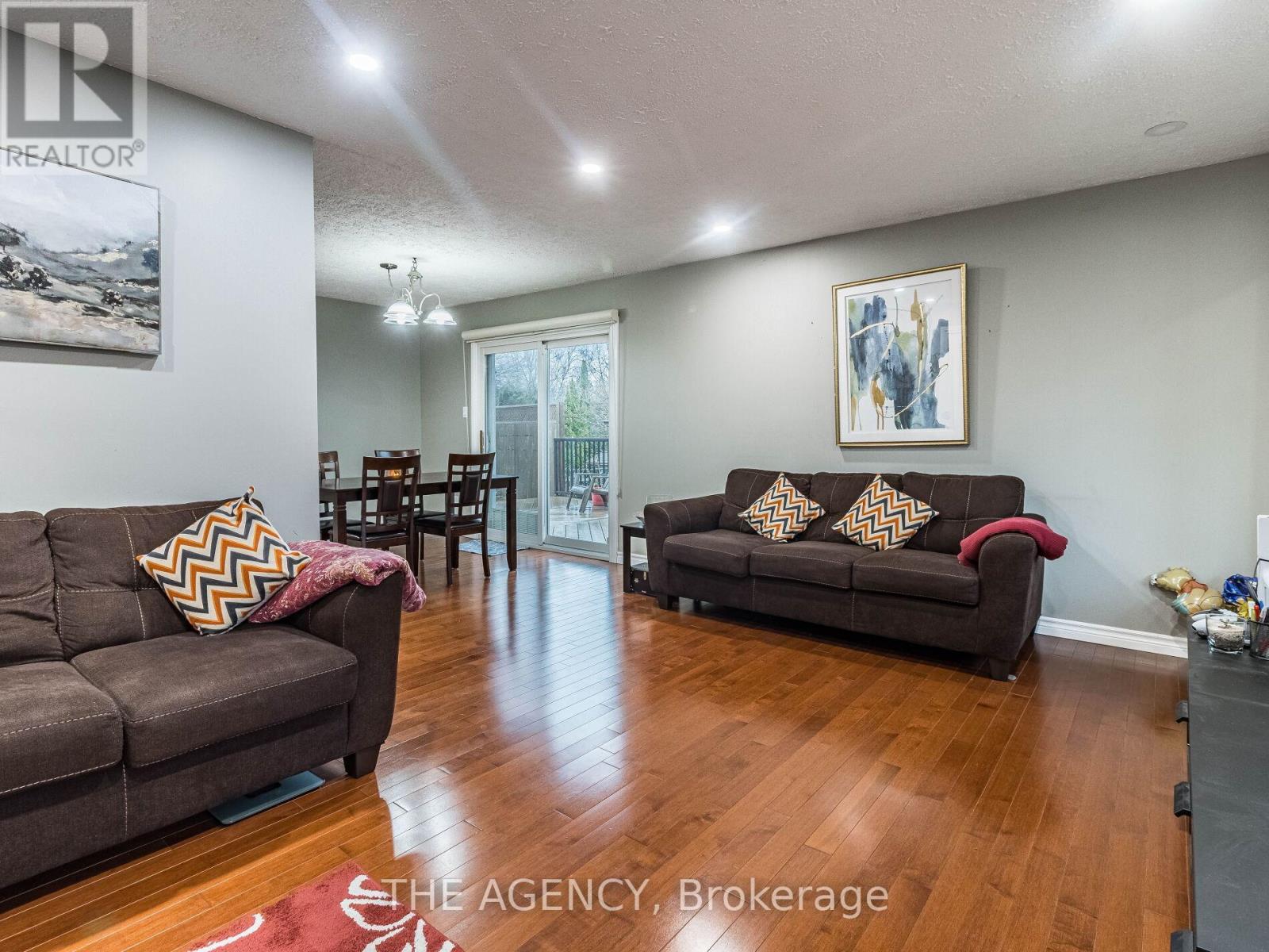 29 Culpepper Drive, Waterloo, ON - Indoor Photo Showing Living Room