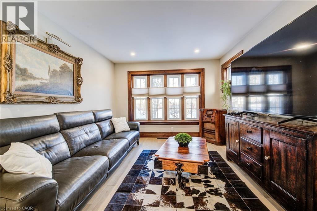 107 Earl Street, Kitchener, ON - Indoor Photo Showing Living Room