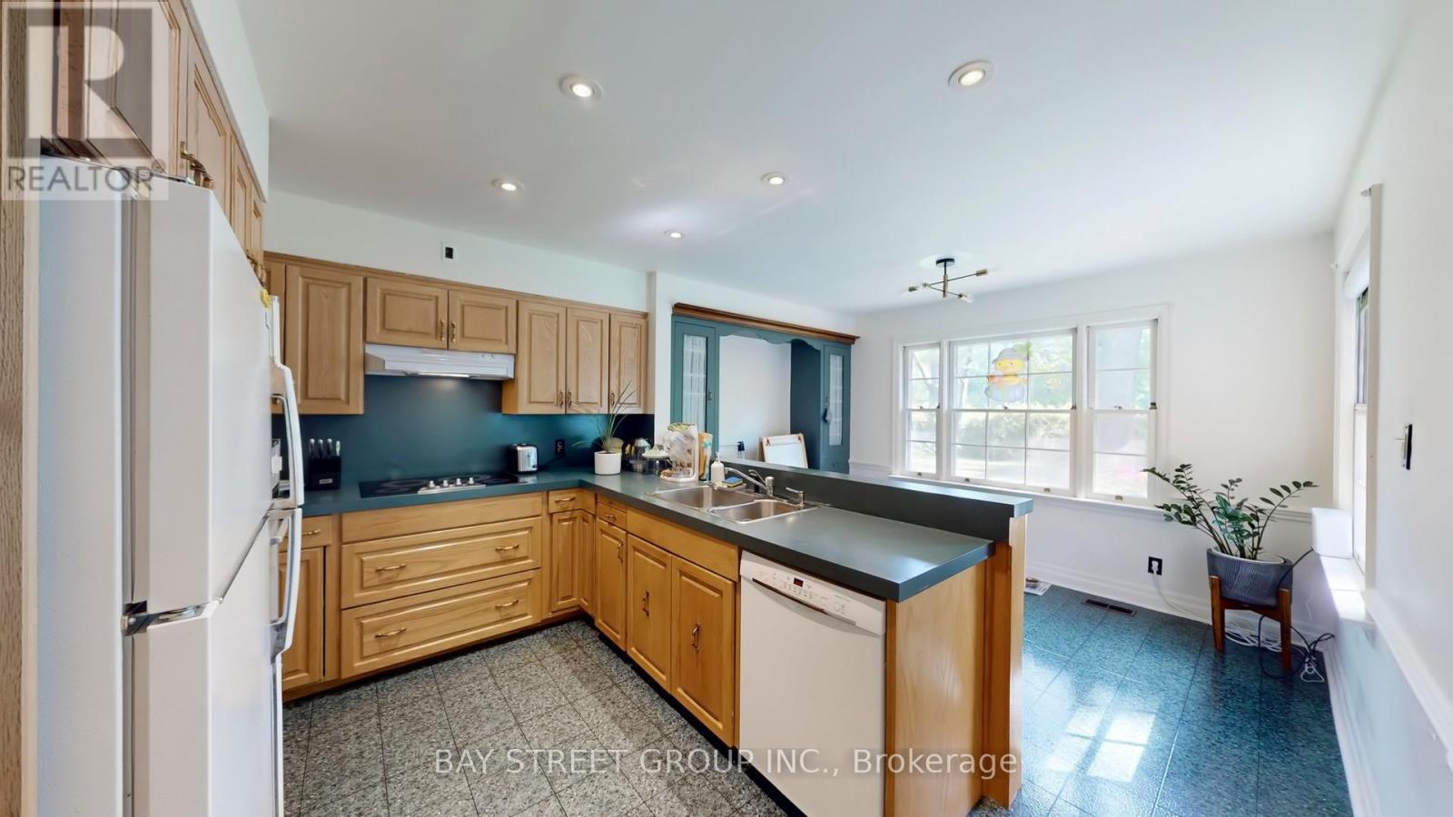178 Breezy Pines Drive, Mississauga, ON - Indoor Photo Showing Kitchen With Double Sink