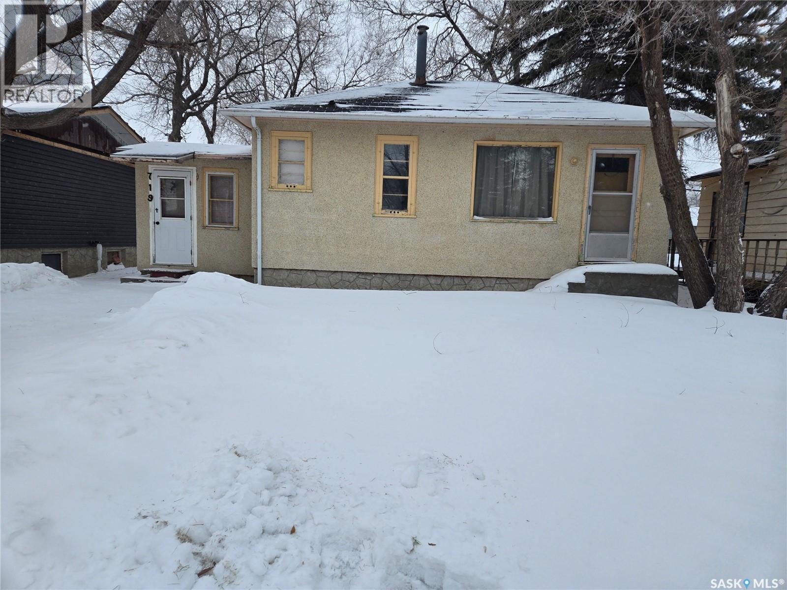719 Main Street, Kipling, SK - Outdoor