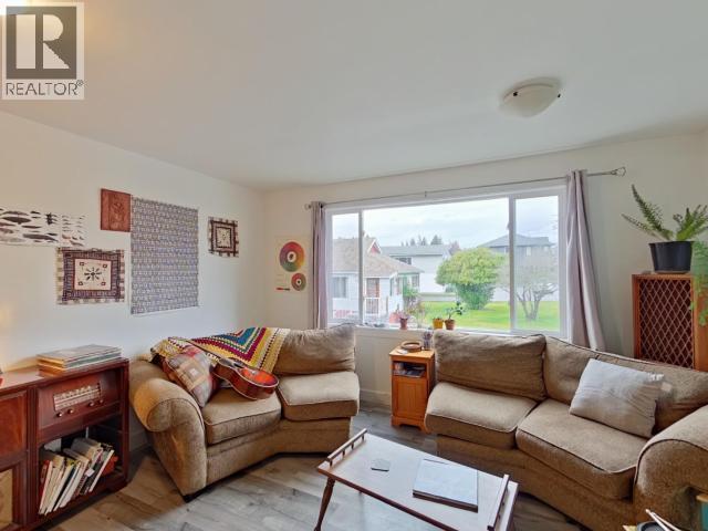 4219 Joyce Ave, Powell River, BC - Indoor Photo Showing Living Room
