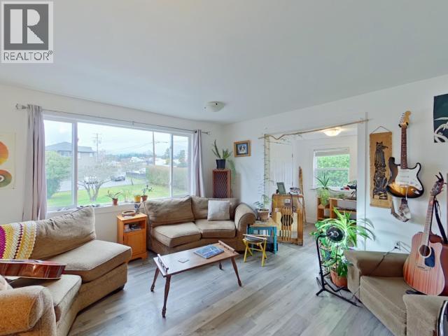 4219 Joyce Ave, Powell River, BC - Indoor Photo Showing Living Room