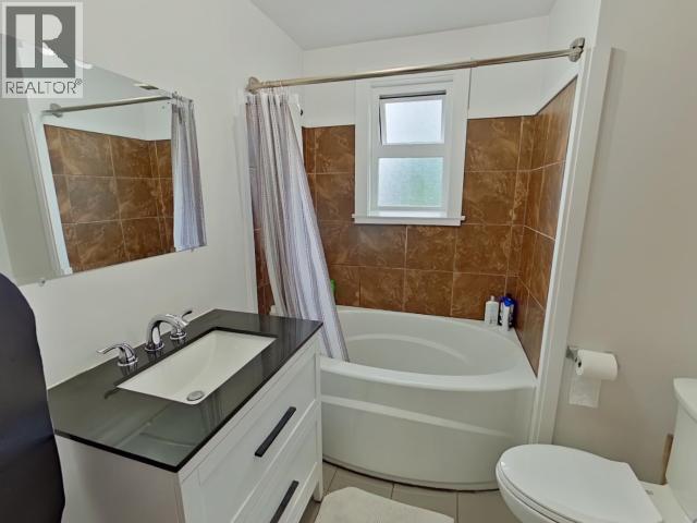 4219 Joyce Ave, Powell River, BC - Indoor Photo Showing Bathroom