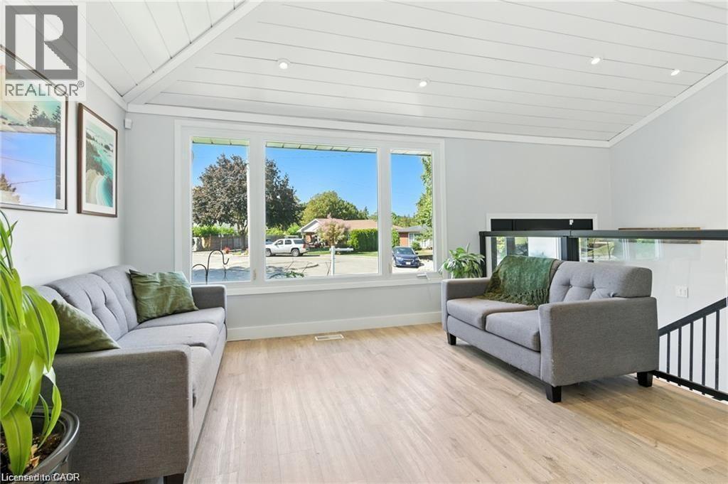 19 Wallace Place, Caledonia, ON - Indoor Photo Showing Living Room