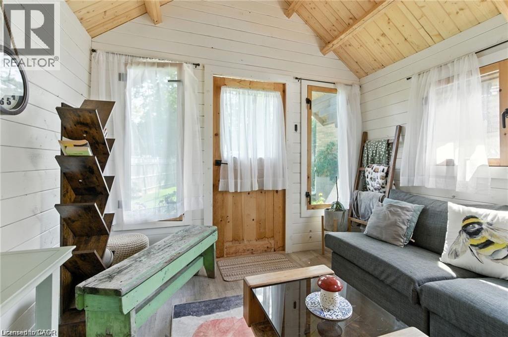 Bunkie - 19 Wallace Place, Caledonia, ON - Indoor Photo Showing Living Room