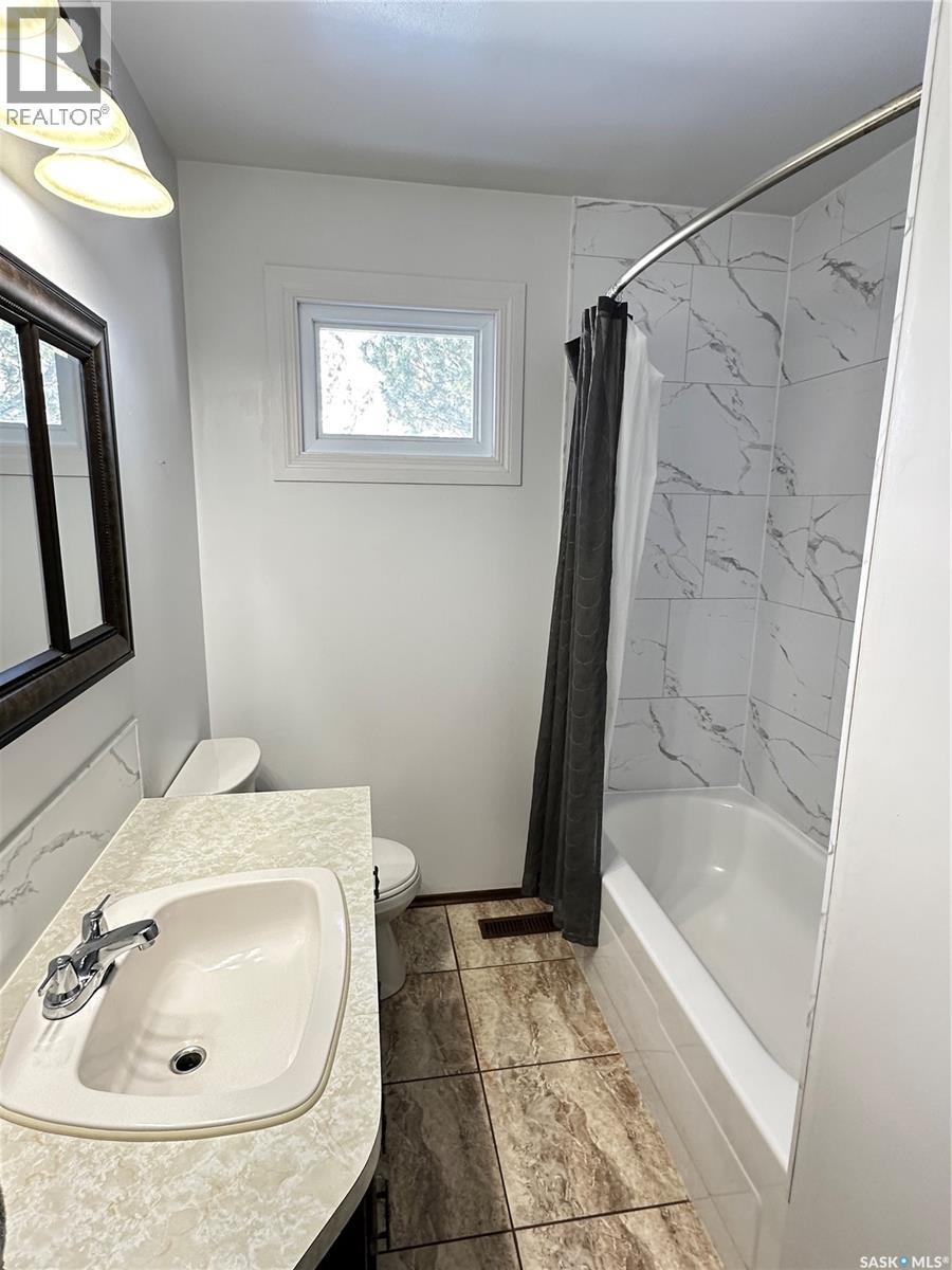 44 Campbell Place, Clavet, SK - Indoor Photo Showing Bathroom