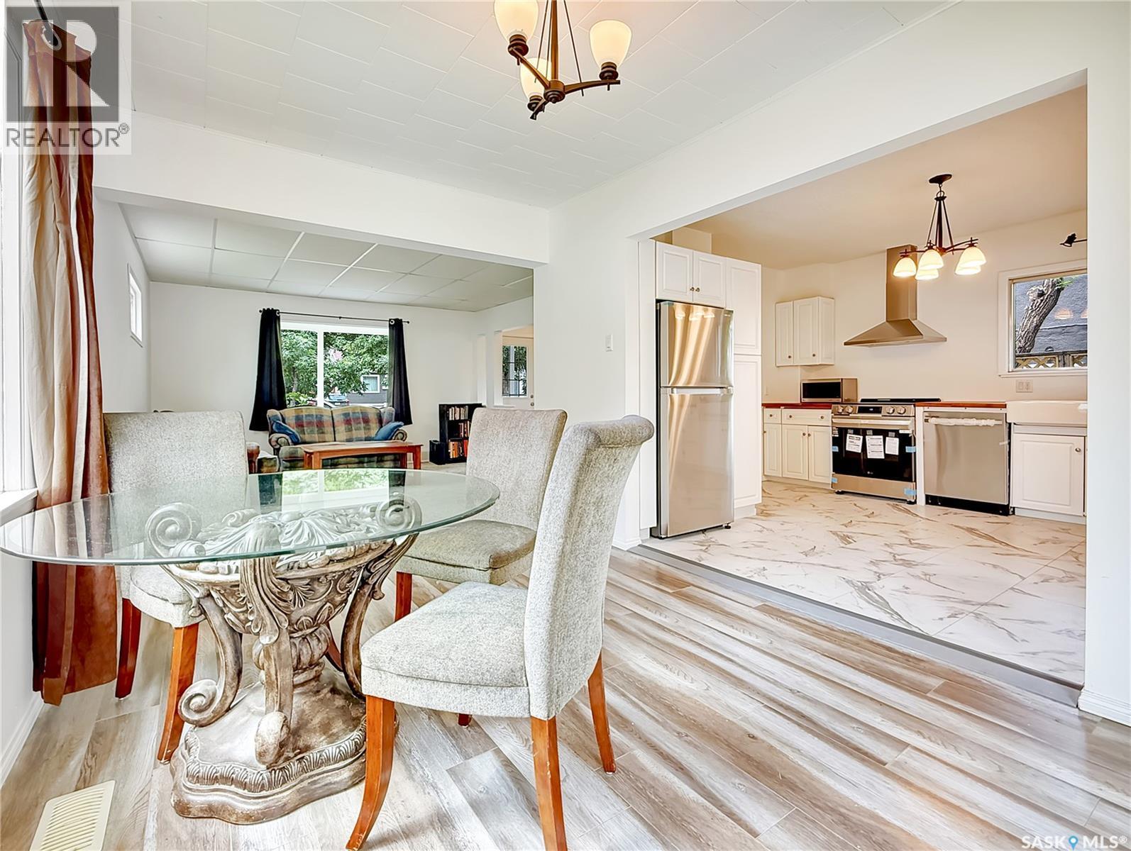 371 6Th Avenue Nw, Swift Current, SK - Indoor