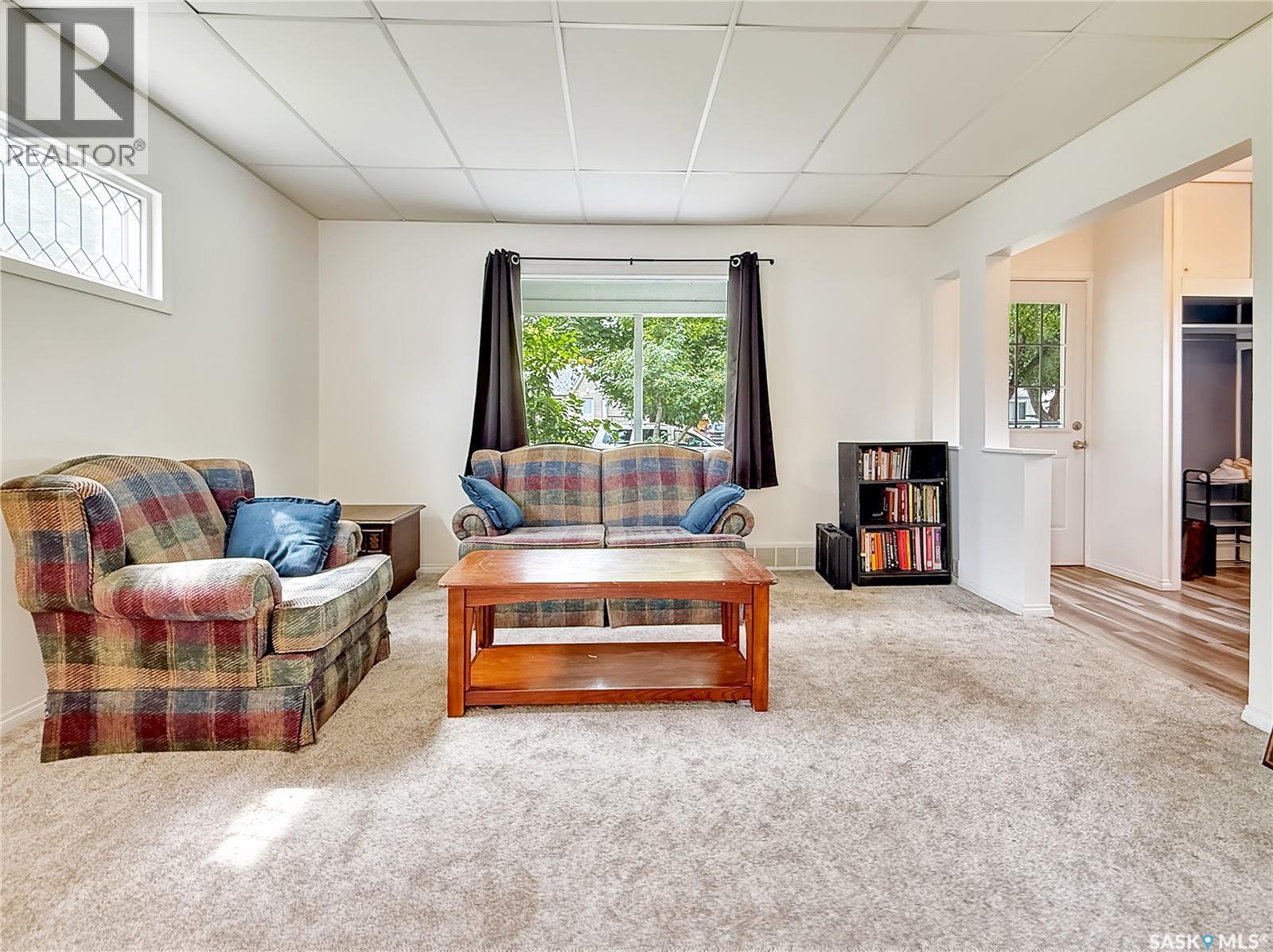 371 6Th Avenue Nw, Swift Current, SK - Indoor Photo Showing Living Room