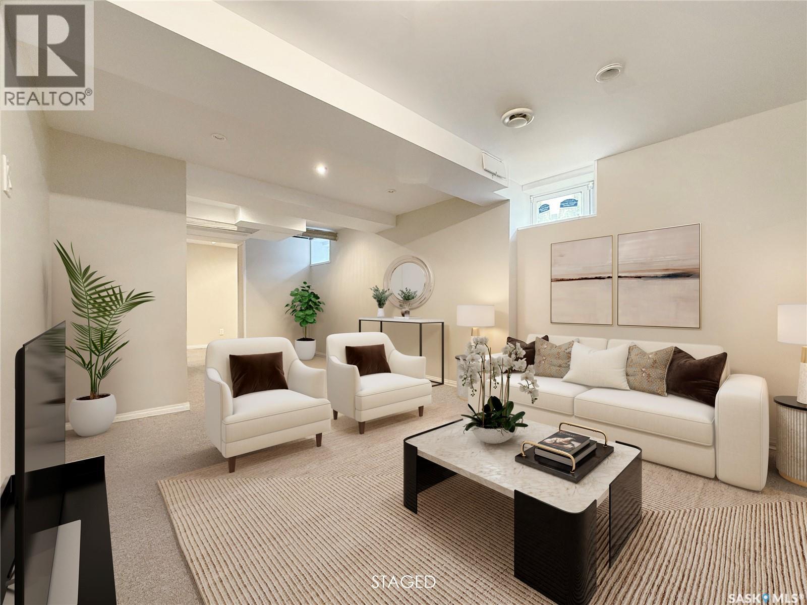 371 6Th Avenue Nw, Swift Current, SK - Indoor Photo Showing Living Room