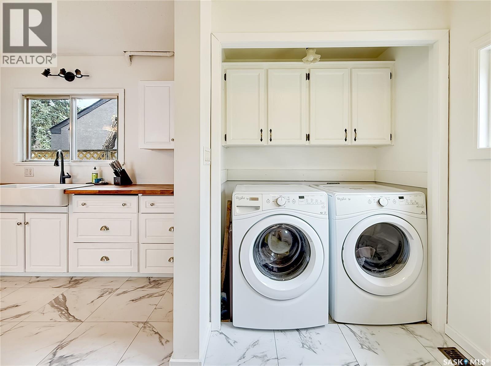 371 6Th Avenue Nw, Swift Current, SK - Indoor Photo Showing Laundry Room