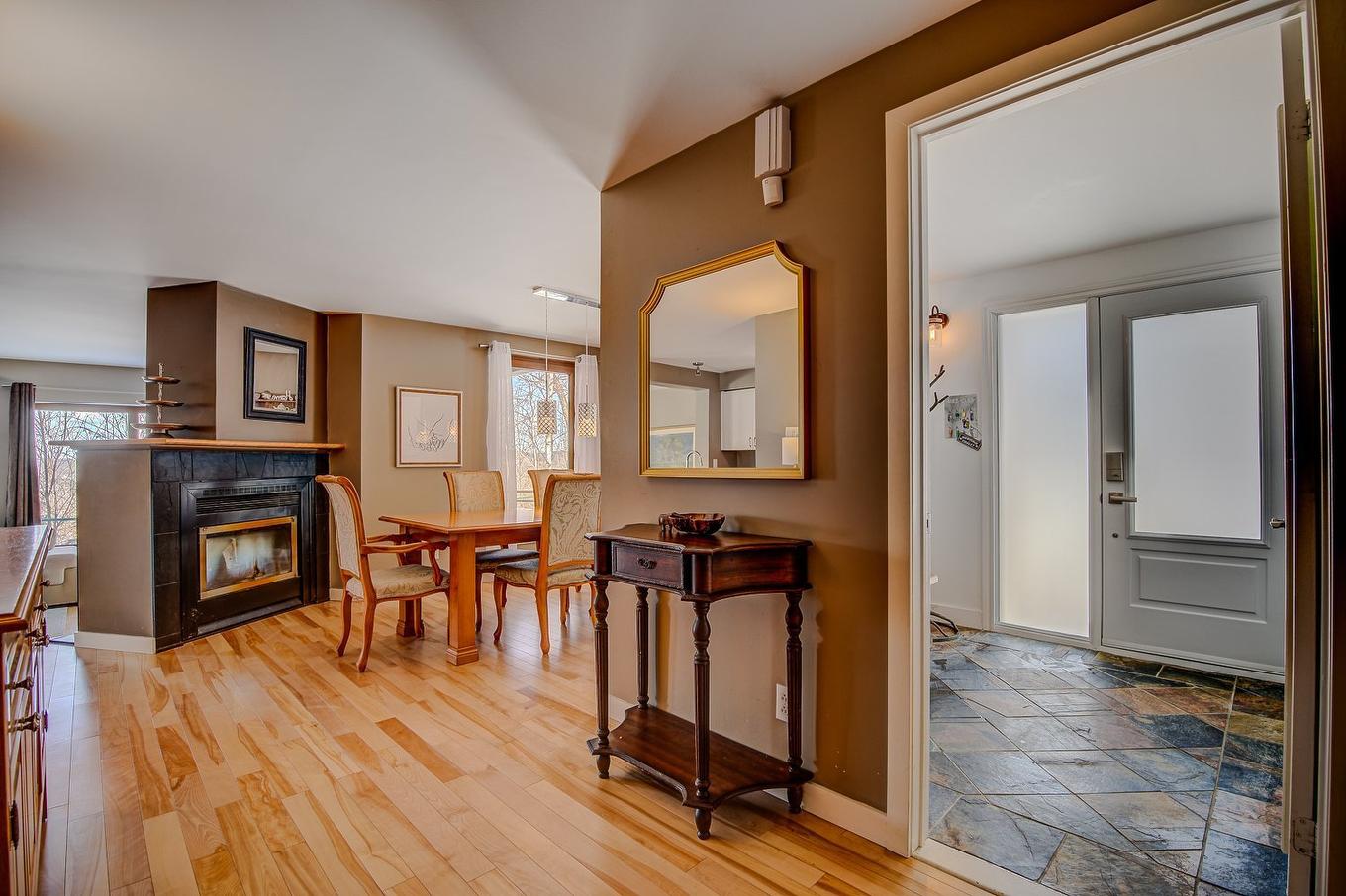 Hall d'entrée/Vestibule - 181 Mtée Victor-Nymark, Saint-Sauveur, QC - Indoor With Fireplace